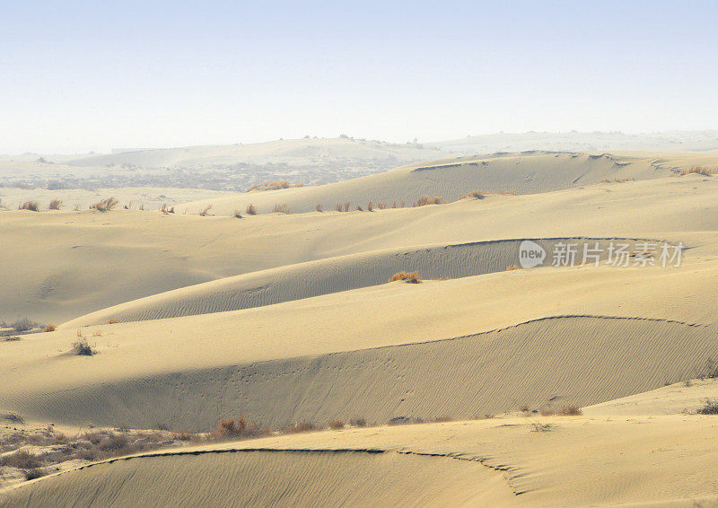 图拉尼亚沙漠的沙丘，巴尔赫省，阿富汗