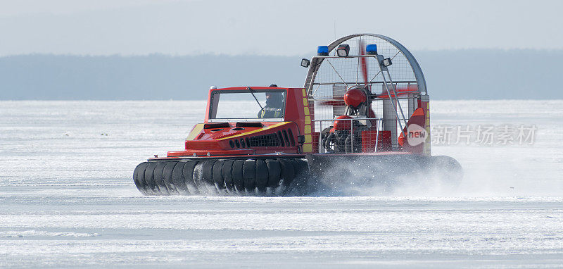 在结冰的湖面上行驶的气垫船