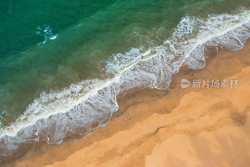 芽庄海滩的海浪