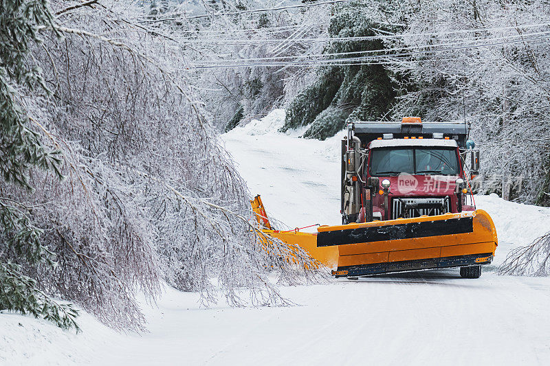 扫雪机在冰暴期间清理道路