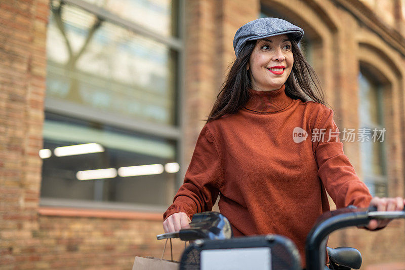 骑一辆电动自行车可以很方便地游览巴塞罗那