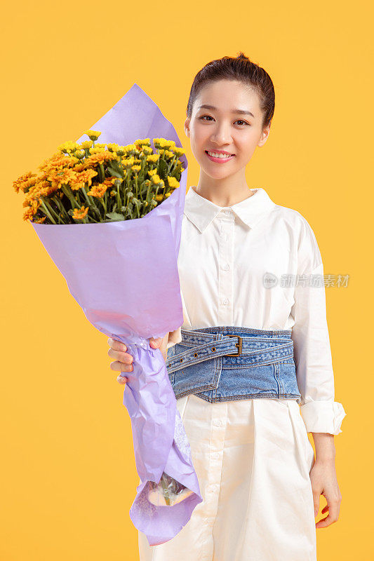 漂亮的年轻女孩拿着花束