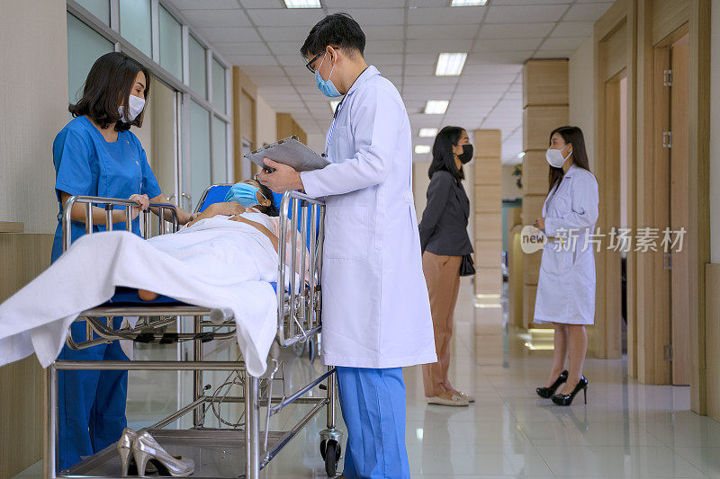 医院的工作人员在病房里。