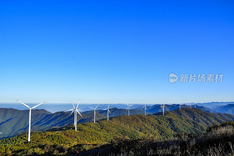 山顶的风力发电机