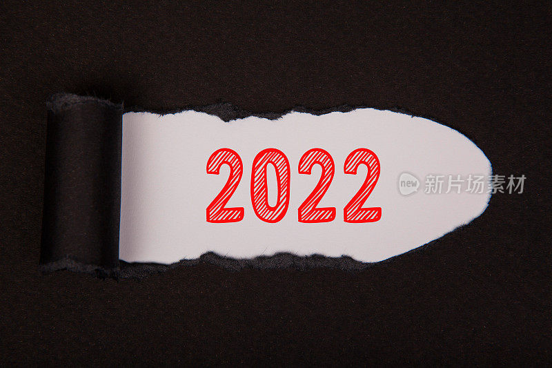 撕纸与快乐的新年2022在白色背景