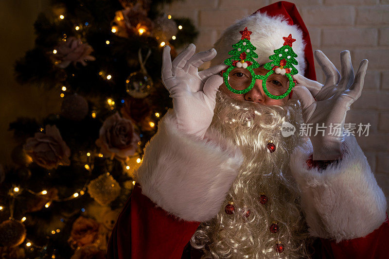 圣诞老人戴上新眼镜，沉浸在圣诞气氛中。
