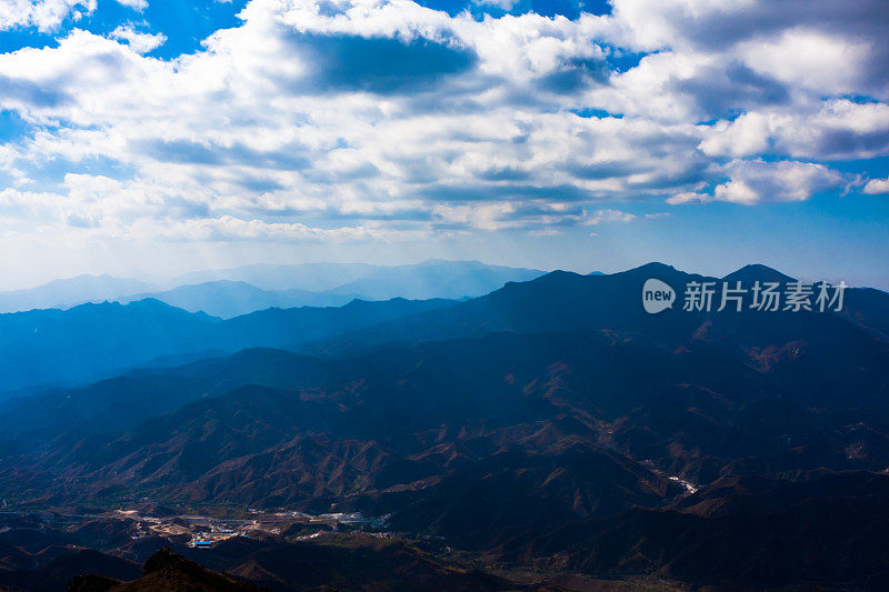 远处的群山层层叠叠，层层叠叠的色彩，晴空万里