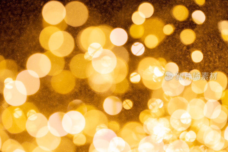 圣诞和新年快乐在模糊的金色散景横幅背景上。