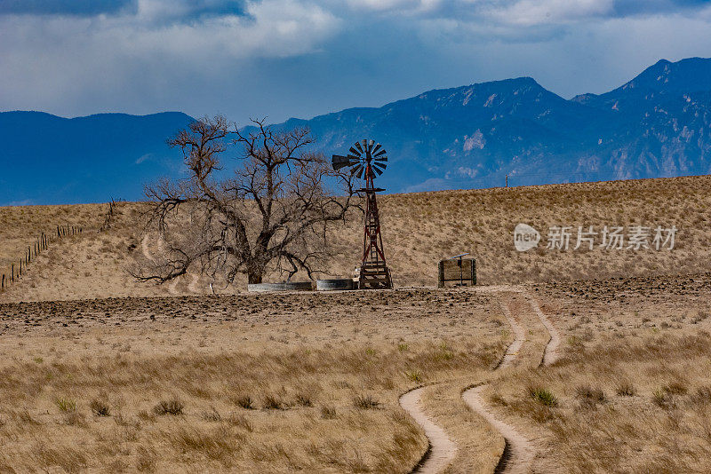 老风车与派克峰范围的背景