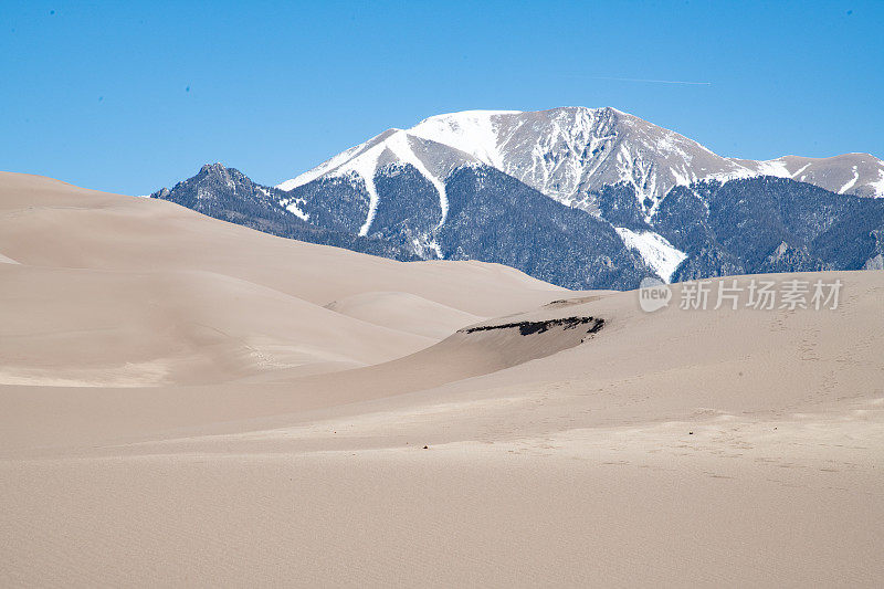 大沙丘与雪山背景