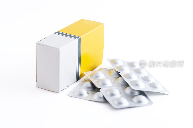 一堆药片的吸塑包装和白色背景上的空白纸板箱