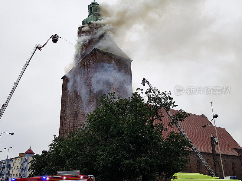 古老的欧洲大教堂着火了