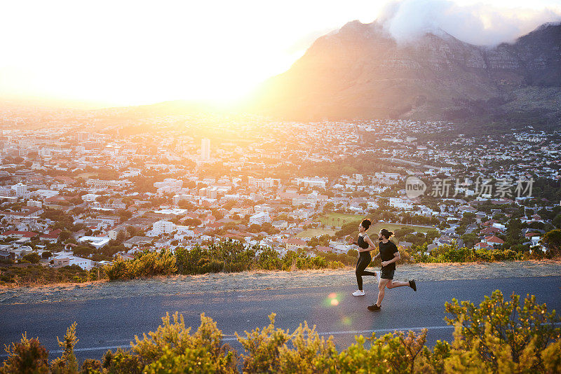 适合年轻的朋友一起跑在风景优美的道路上俯瞰城市