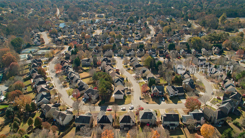 住宅街道在佐治亚州在秋天-无人机射击