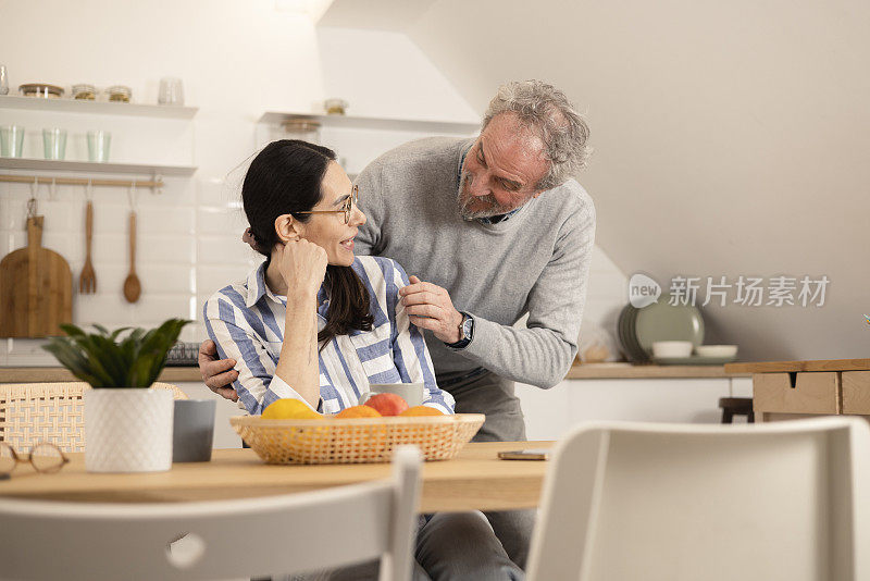 成熟的男人和女人在他们的餐厅享受早晨