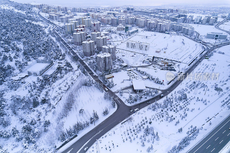 冬季伊斯坦布尔的一条高速公路