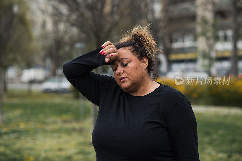 中年西班牙妇女在跑步后喘口气