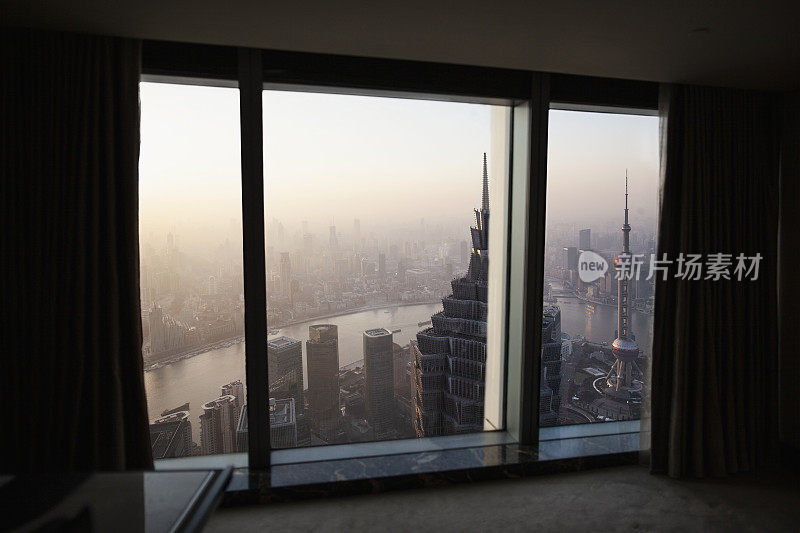 黄昏时分，从高层公寓酒店房间俯瞰中国上海