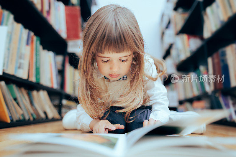 聪明的小女孩在图书馆借书