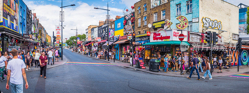 伦敦卡姆登商业街挤满了游客，购物五颜六色的商店全景