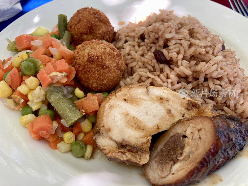 牙买加——典型食物:辣鸡、米饭、黑豆和蔬菜