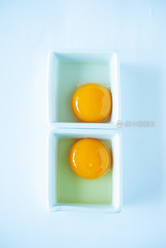 两个生鸡蛋在碗照片