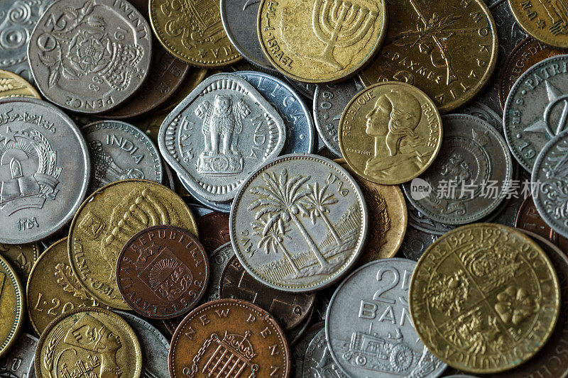 欧元硬币的背景。钱币学。英国英镑硬币。美国的硬币。世界各国的硬币。铁钱。集合