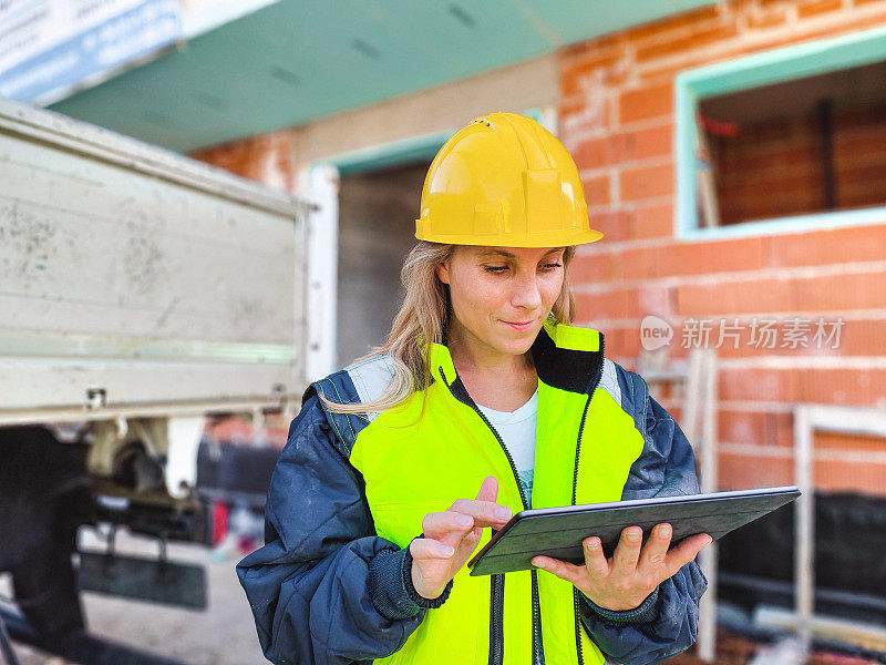 白人女性建筑工人使用数字平板电脑