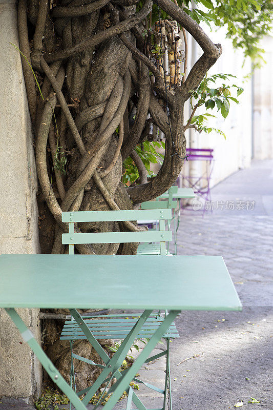 绿松石色的咖啡桌椅