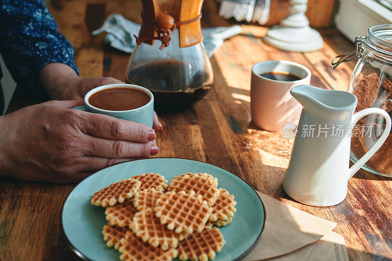 在家庭厨房品尝新鲜煮好的咖啡