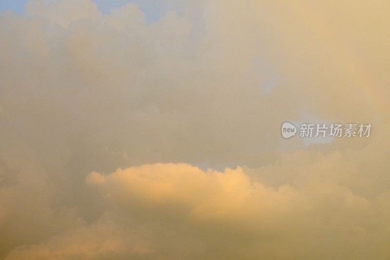 雷鸣般的戏剧性的天空