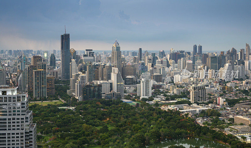 现代城市景观人们生活在住房低层高层与自然和建筑在泰国曼谷