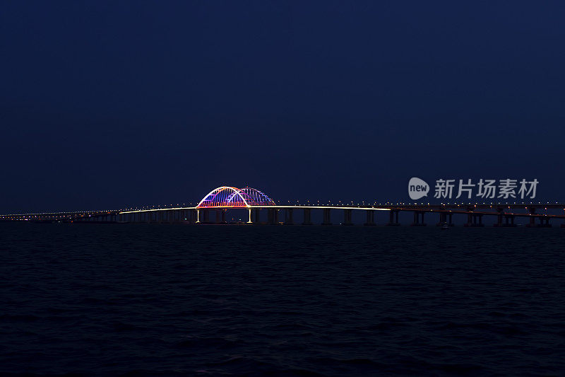 海景，可以看到克里米亚大桥的照明