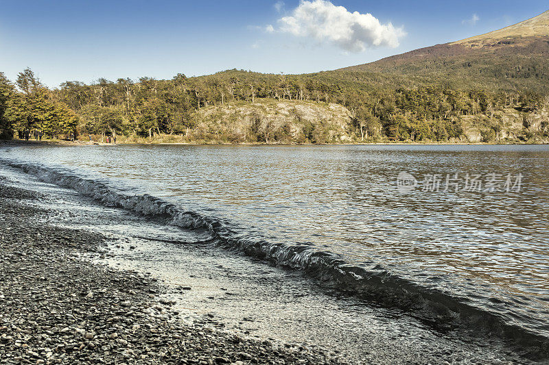 阿西加米湖(原住民名)，位于阿根廷巴塔哥尼亚火地岛国家公园，被称为罗卡湖(阿根廷)或埃拉祖利斯湖(智利)。