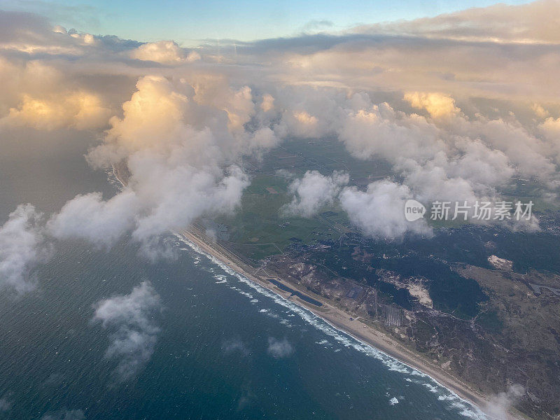 荷兰海岸线的鸟瞰图，接近荷兰史基浦机场