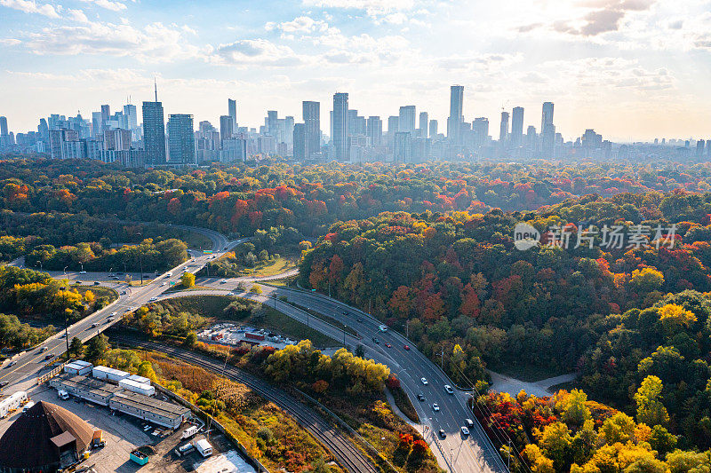 空中湾景大道和玫瑰谷在秋天，多伦多，加拿大