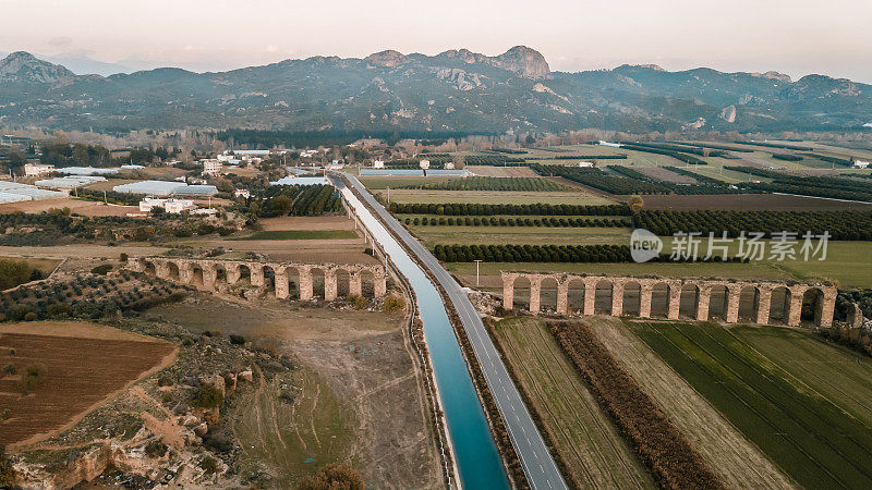 在Aspendos渡槽。火鸡毁灭。为阿斯彭多斯供水的古罗马水渠。拱形结构。Kepru河。水通道。用无人机射击。从上面的观点