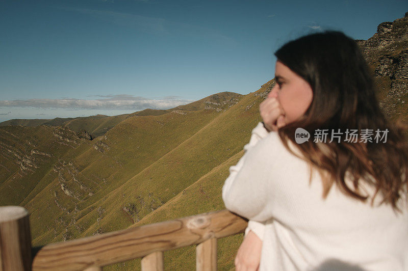 散漫的女人看着美丽的山景