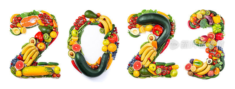 2023年新年的食物趋势。2023年的新年用白色背景的蔬菜、水果和鱼做成。新年2023健康食品。2023年决心，趋势，健康饮食，可持续发展