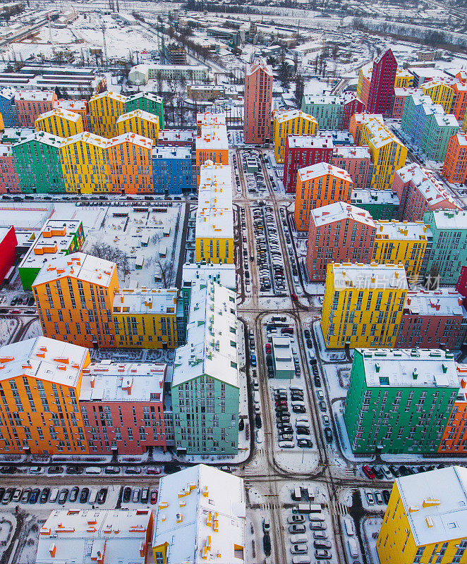 从空中看，基辅五颜六色的居民楼被白雪覆盖。