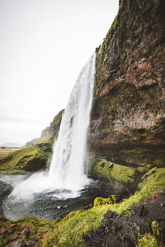 冰岛Gljufrabui瀑布的垂直照片-广角