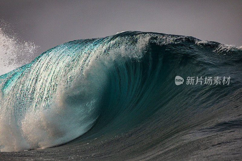 在一个暴风雨的早晨，海浪在大海中翻腾