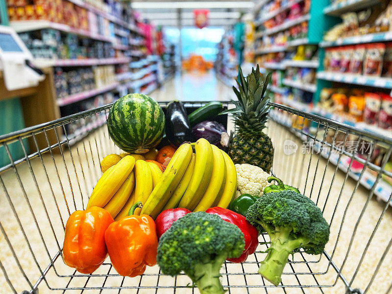 在购物车里选择健康的水果和蔬菜