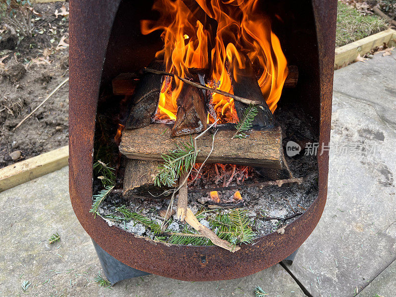 后院的Chiminea壁炉