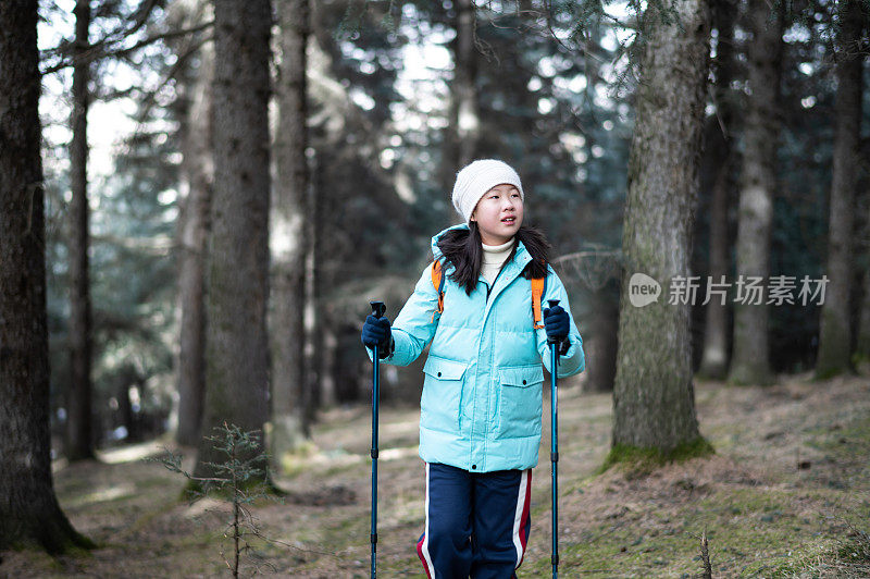 亚洲初中生在森林里徒步旅行