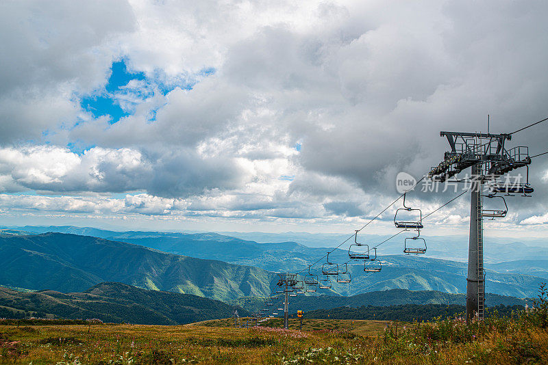 在一个阳光明媚的夏日里，有美丽的山峦和岩石景观。