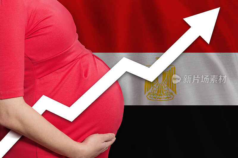 埃及孕妇在埃及国旗背景。出生率上升