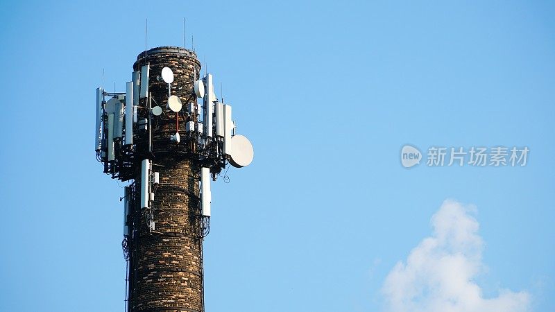 技术上有电信GSM的5G、4G、3G塔架。建筑屋顶上的移动电话天线。电讯桅杆电视天线剪影。