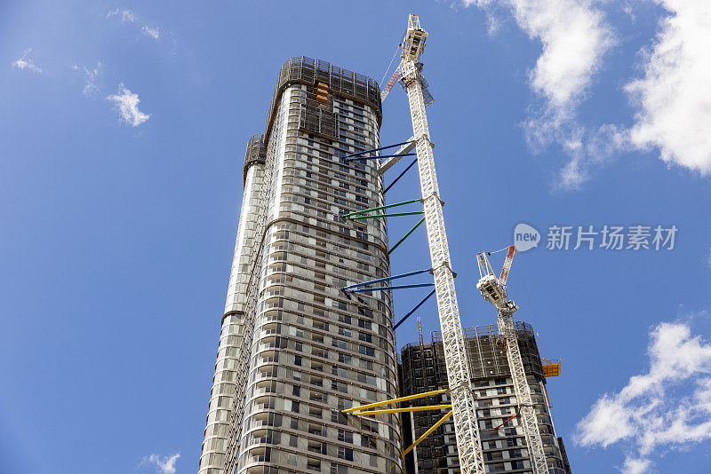 在城市中建造摩天大楼，低角度视野，背景与复制空间