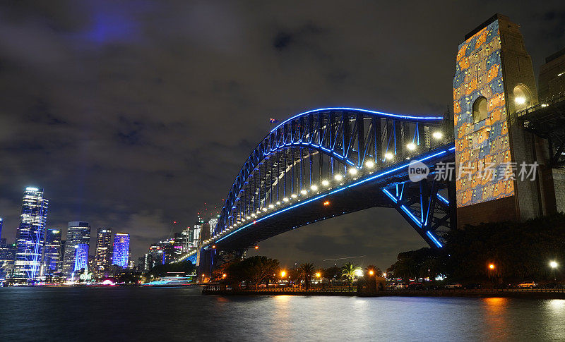 悉尼海港大桥东侧的Vivid